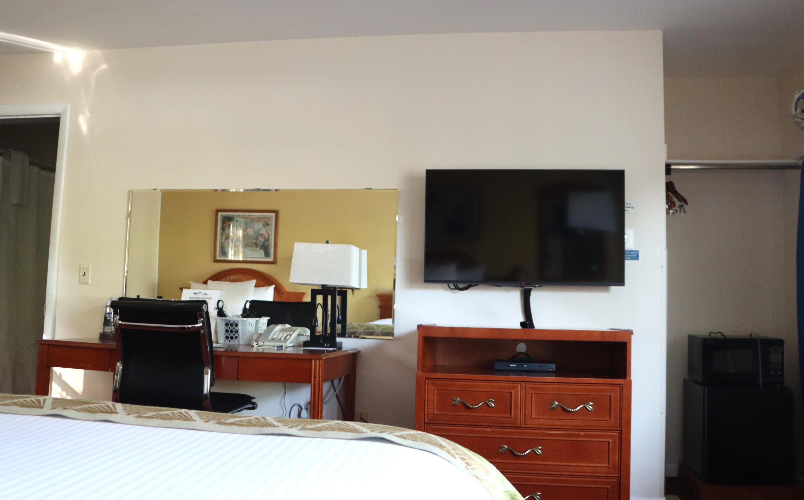 Queen Bed View 9